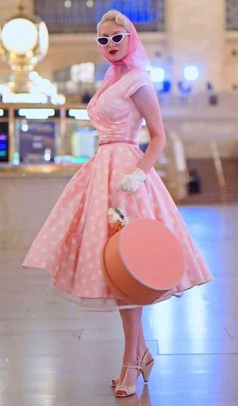 Barbie 50s Fashion, 50s Pink Lady Outfit, Pinup Dresses 50s, Vintage Barbie Outfit Ideas, Aesthetic 50s Outfit, Barbie Retro Outfit, Pink 50s Outfit, 1950s Pinup Fashion, Vintage Aesthetic Outfits 50s