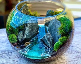 Fake Terrarium Ideas, Resin Terrarium, Water Terrarium, Orchid Terrarium, Build A Terrarium, Pond Decorations, Resin Water, Terrarium Bowls, Glass Cabinets