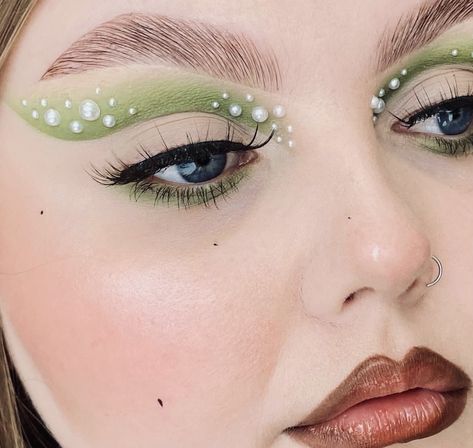 Green Makeup With Pearls, Pearl Makeup Looks, Pearl Eye Makeup, Siren Costume, Christmas Eyeshadow, Diy Photo Backdrop, Frog Princess, Prom Makeup Looks, Birthday Makeup