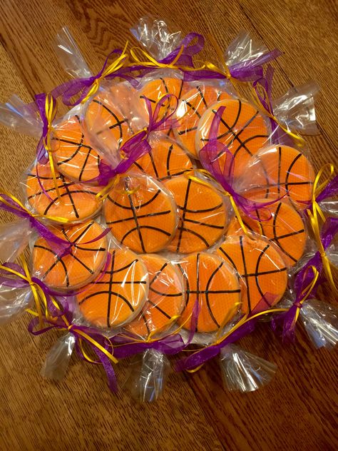 Basketball cookies Basketball Desserts, Sports Cupcakes, Basketball Treats, March Madness Parties, Basketball Cookies, Ball Cookies, Cake Basket, Basketball Theme Party, Fiesta Cake