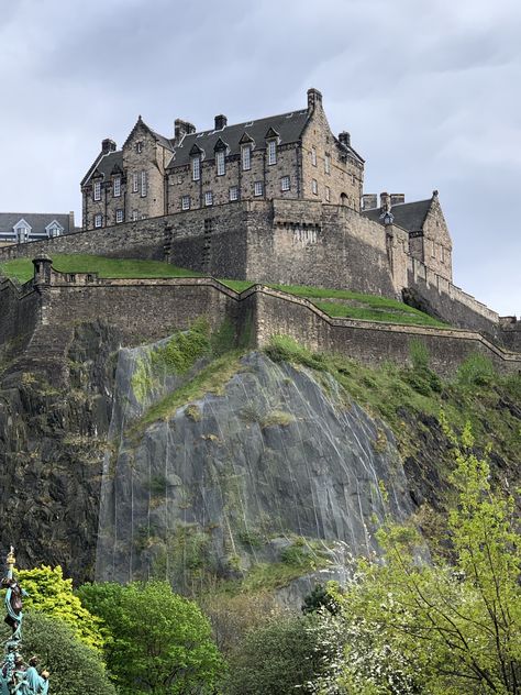 Edinburgh Castle, so majestic, never tire of seeing it every time I visit Edinburgh. Castle Of Edinburgh, Edinburgh Castle Aesthetic, Castles Aesthetic, Edinburg Castle, Castle Reference, England Castles, Edinburgh Aesthetic, Edinburgh Castle Scotland, Scotland Aesthetic