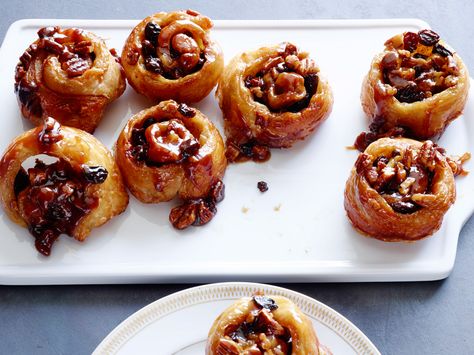 Easy Sticky Buns recipe from Ina Garten via Food Network. Note: cook 25 min instead of 30 minutes Easy Sticky Bun Recipe, Sticky Bun Recipe, Sticky Buns Recipe, Easy Sticky Buns, Food Network Recipes Pioneer Woman, Sticky Buns Recipes, Pecan Sticky Buns, Yeast Dough, Ina Garten Recipes