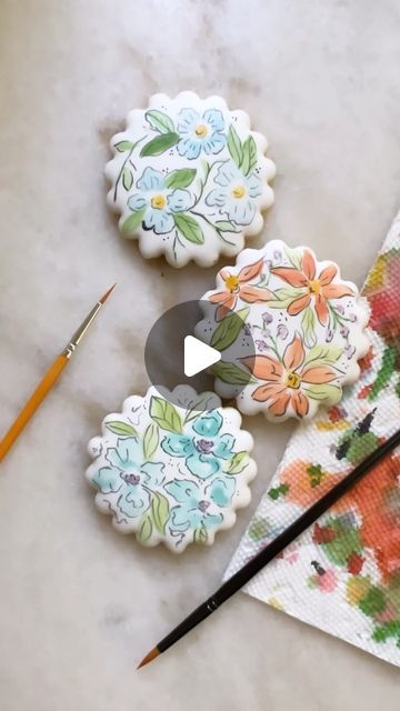 Fondant Flower Cookies, Biscuit Painting, Flower Cookies Decorated, Decorated Cookies Ideas, Fondant Sugar Cookies, Painted Sugar Cookies, Watercolor Cookies, Flower Sugar Cookies, Hand Painted Cookies