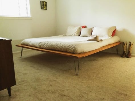 DIY Case Study Bed - DIY thread here: http://www.reddit.com/r/DIY/comments/252vog/i_built_a_modern_king_sized_bed/ Study Bed, King Bedroom Furniture, Storage Bed Queen, Teen Girl Bedroom Ideas, Diy Platform Bed, Girl Bedroom Ideas, Diy Bed Frame, Diy Case, King Size Bed Frame