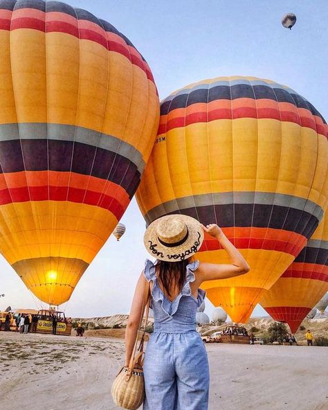 Disfruta de una lluvia de estrellas, globos aerostáticos y jazz en la Noche de deseos de Teotihuacán. Checa las actividades #globosaeostaticos #stars #travel #mexicotralvel #mexico Hot Air Balloon Outfit, Albuquerque Balloon Festival, Hot Air Balloons Photography, Hot Air Balloon Festival, Balloon Flights, Cappadocia Turkey, Mexico Destinations, Air Balloon Rides, Egypt Travel