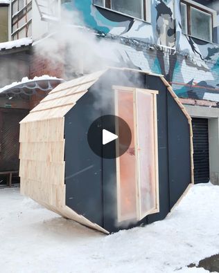 Pallet Sauna, Diy Sauna Outdoor, Backyard Sauna, Backyard Pallet Ideas, Fence Building, Building A Sauna, Diy Sauna, The Refinery, Sauna Diy