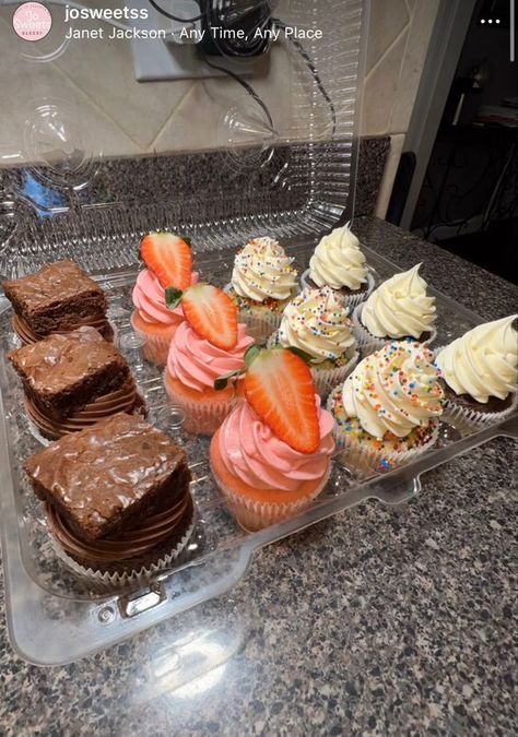 Small Business Bakery Ideas, Selling Desserts From Home, Snack Business Ideas, Sweets Business Ideas, Treat Ideas To Sell, Bake Sell Ideas, Selling Baked Goods From Home, Baking Business Ideas, Selling Desserts