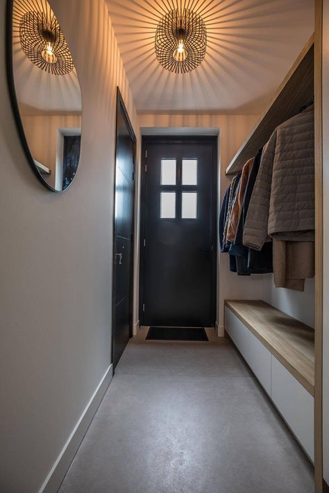 Woonhuis Valkenburg - Regge Tegels & Vloeren Small Room Interior, Hallway Inspiration, Home Hall Design, Interior Luxury, Hall Design, Interior Modern, Small Room, Design Luxury, Walk In Closet