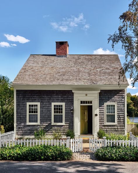 cedar shake cottage with green front door Classic American Home, Exterior House Siding, Cape Cod Cottage, Country Living Fair, Cedar Shake, Clapboard Siding, Cape Cod Style House, Siding Options, Small Cottages