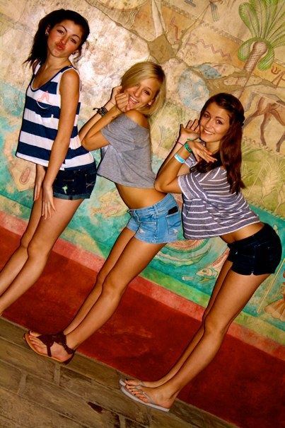 Summer Photos. Three Person Poses, Person Picture, Bff Photography, 3 Best Friends, Bff Poses, Foto Top, Gossip Girls, Best Friend Photography, Best Friend Poses