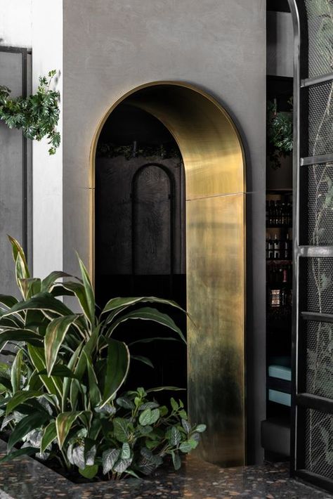 Neapolitan dreams: 400 Gradi | ArchitectureAU Portal Design, Architecture Restaurant, Arch Doorway, Arched Doors, Drinks Design, Australian Homes, Restaurant Interior, Interior Projects, Neoclassical