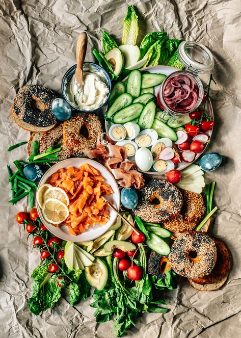 Bagel Charcuterie Board, Breakfast Grazing Board, Breakfast Grazing Table, Cheeseboard Recipe, Brunch Board, Tonic Recipe, Easter Breakfast, Grazing Board, Grazing Table