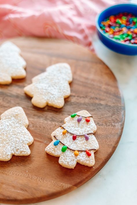 Shortbread Christmas Cookies, Easy Christmas Cookies Decorating, Shortbread Christmas, Lemon Shortbread, Lemon Shortbread Cookies, Cut Out Cookie Recipe, Christmas Shortbread, Cute Christmas Cookies, Delicious Christmas Cookies