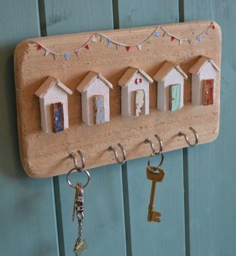 Key Holder Craft, Diy Key Holder, Key Holder Diy, Diy Key, Wooden Key Holder, Driftwood Beach, Driftwood Crafts, Wall Key Holder, Seaside Beach