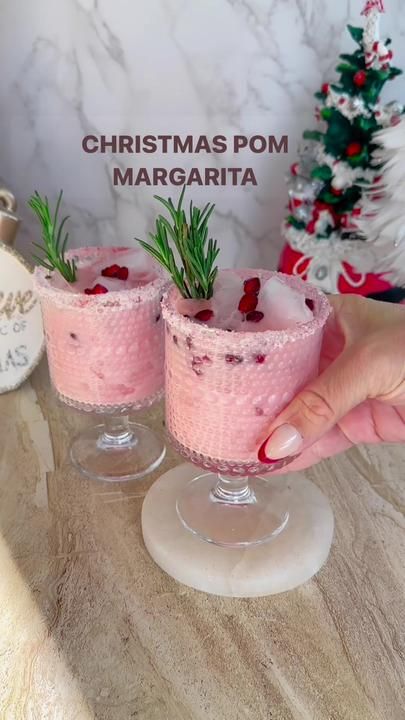 The Most Liked Cocktails Ever on TikTok Christmas Party Drinks, Christmas Drinks Recipes, Orange Liqueur, Yummy Alcoholic Drinks, Cocktail And Mocktail, Fancy Drinks, Festive Drinks, Tequila Sunrise, Christmas Brunch