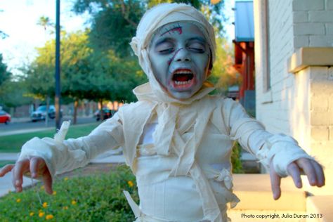 DIY Halloween Kid Costumes - Zombie Mummy! Click to see the tutorial! Zombie Costume Kids, Zombie Face Paint, Halloween Maquillage, Halloween Diy Kids, Zombie Costumes, Kid Costumes, Easy Diy Costumes, Diy Halloween Costumes For Kids, Diy Costumes Kids