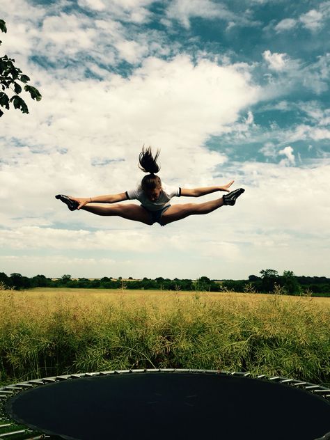 Straddle jump Trampoline Poses, Trampoline Photoshoot, Rebounding Benefits, Gymnastics Pics, Jumping Fitness, Dance Jumps, Hair Movement, Fitness Aesthetic, Gymnastics Photography