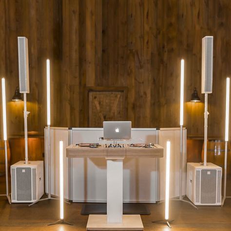 Mobile Dj Setup, Dj Booth Ideas Design, Wedding Dj Booth, Rcf Audio, Dj Facade, Wedding Dj Setup, Dj Stand, Muji Home, Dj Room