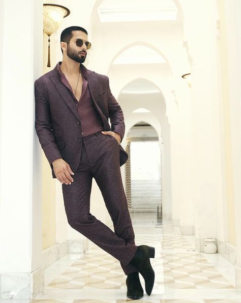 Blazer Photoshoot Ideas, Shahid Kapoor Suit, Blazer Outfits Men Classy, Photoshoot Ideas For Men, Blazer Photoshoot, Party Wear Blazers, Men Wedding Suits, Best Wedding Suits, Prom Suits For Men