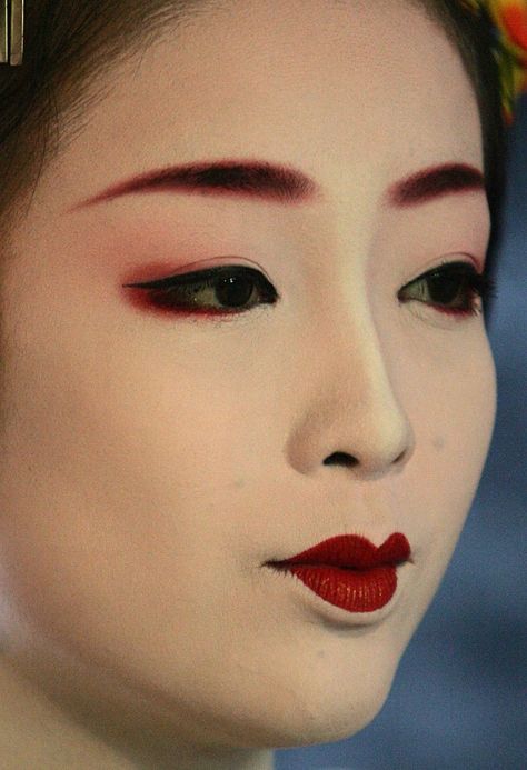 <3 Geisha Hair, Geisha Makeup, Chinese Makeup, Geisha Art, Japanese Makeup, Japanese Geisha, Maquillage Halloween, Kyoto Japan, Red Lipstick