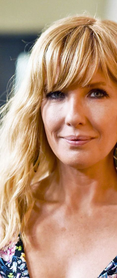 Beth Dutton Hair Bangs, Beth Dutton Bangs Diy, Beth Dutton Fringe, Kelly Reilly Yellowstone, Beth Dutton Hair, Kelly Reilly Hair Yellowstone, Kelly Reilly Selfie, Kelly Reilly Selfie Picture, Yellowstone Kelly Clint Walker