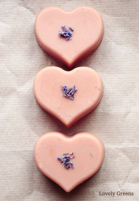 Clay Soap Recipe, Chakra Essential Oils, Lovely Greens, Valentine Cupcakes, Valentine Soap, Diy Soap Bars, Soap Art, French Pink Clay, Floral Essential Oils