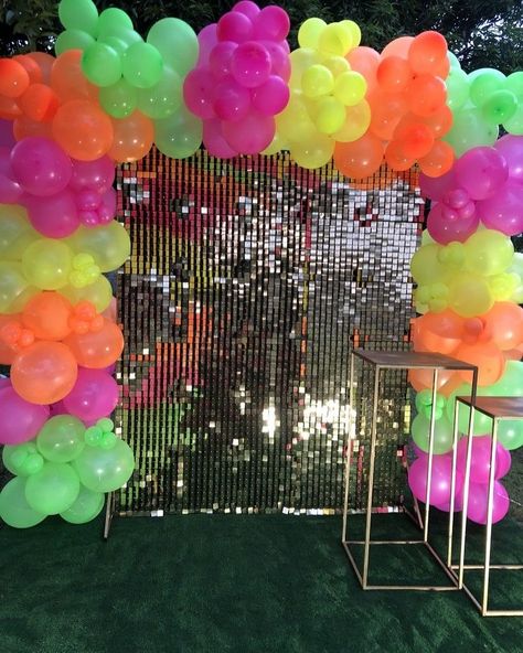 Buscas ideas para tu próxima fiesta ? 🥳 La temática neón queda perfecta 😍 🤩 Que esperas para hacer tu pedido ? #piñatasaurio #neon #fiesta Neon Graduation Party, Neon Graduation Party Ideas, Neon Balloon Decorations, Neon Balloon Arch, Neon Backdrop, Neon Balloons, School Dance Themes, Preteen Birthday, Neon Birthday Party