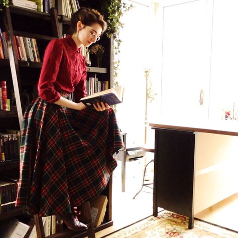 37.8k Likes, 410 Comments - Bernadette Banner (@bernadettebanner) on Instagram: “And still of a summer’s day when you have ten million pressing things to be doing so you decide…” Dark Academia Wardrobe, Catholic Modesty, Academia Wardrobe, Witchy Dark Academia, Bernadette Banner, Rachel Maksy, Walking Skirt, Librarian Style, Function Of Beauty