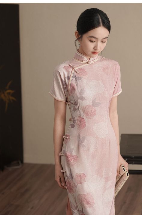 Step into elegance and charm with our Pink Roses Printed Qipao Dress. This exquisite piece is designed to capture the essence of traditional Chinese fashion while offering a modern touch. Perfect for weddings, formal events, cultural celebrations, and evening parties. Embrace your inner elegance and make a statement with this timeless piece. Size Guide: Please refer to the size guide picture before placing the order. Please leave your Height, Weight Bust, Waist and Hip measurements in the Person Chinese Print Dress, Mariah Aesthetic, Traditional Chinese Fashion, Chinese Traditional Dress Qipao, Modern Chinese Dress, Orientation Outfit, Chinese Cheongsam Dress, Qipao Pattern, Chinese Prints