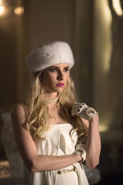 12 Amazing "Scream Queens" Outfits You'll Die Over Poppy Moore, Scream Queens Fashion, Chanel Oberlin, Chanel #1, Queen Aesthetic, Queen Outfit, Fur Headband, Queen Fashion, Scream Queens