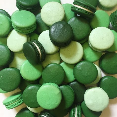 Green ombre macarons Green Aesthetic Party, Ombre Macarons, Green Macarons, Green Sweets, Cocktail Board, Wedding Macarons, Green Desserts, Macaron Tower, Green Birthday