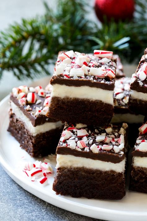 Peppermint Brownies Recipe, Holiday Brownies, Peppermint Dessert, White Tablescape, Peppermint Recipes, Dessert Halloween, Christmas Brownies, Best Christmas Desserts, Peppermint Brownies