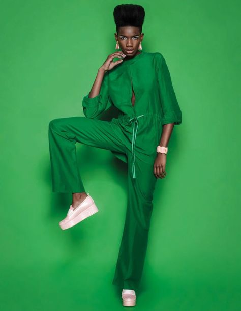 Green Fashion Editorial, Monochromatic Photoshoot, Monochrome Photoshoot, Black Pics, Colourful Images, Colorful Photoshoot, Green Monochrome, Autumn Shoes Women, Mode Editorials