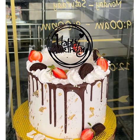 Drip whippedcream cake with strawberries and oreos Oreo And Strawberry Cake, Oreo Strawberry Cake, Strawberry Drip Cake, Strawberry Cake Decorations, Oreo Birthday Cake, Cake Design For Men, Easy Strawberry Shortcake, Cake With Strawberries, Strawberry Shortcake Cake