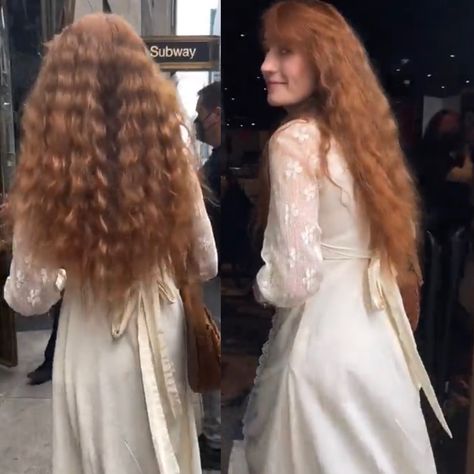 Florence Welch Hairstyle, Florence Welch Rings, Florence Welch Street Style, Florence Welch Style Dresses, Florence Welch Bangs, Florence Welch Hair, Florence Welch Red Carpet, Florence Welch Flower Crown, Florence Welsh