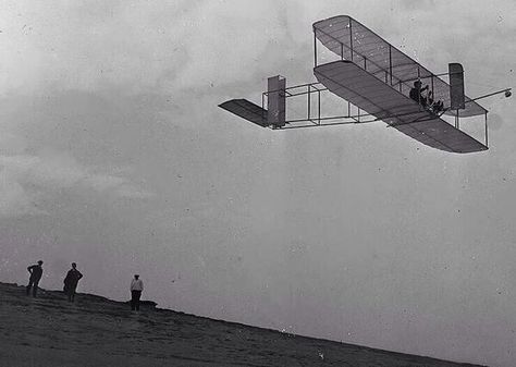 Wright Flyer, Airplane Flight, Vintage Planes, Wright Brothers, History Timeline, Vintage Aviation, Moving Pictures, Magazine Photography, Zeppelin