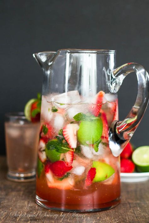 Mojito For A Crowd, Mojito Recipe Pitcher, Mojito Pitcher, Pitcher Drinks, Strawberry Mojito, Strawberry Mint, Mojito Recipe, Slushies, Summer Cocktails