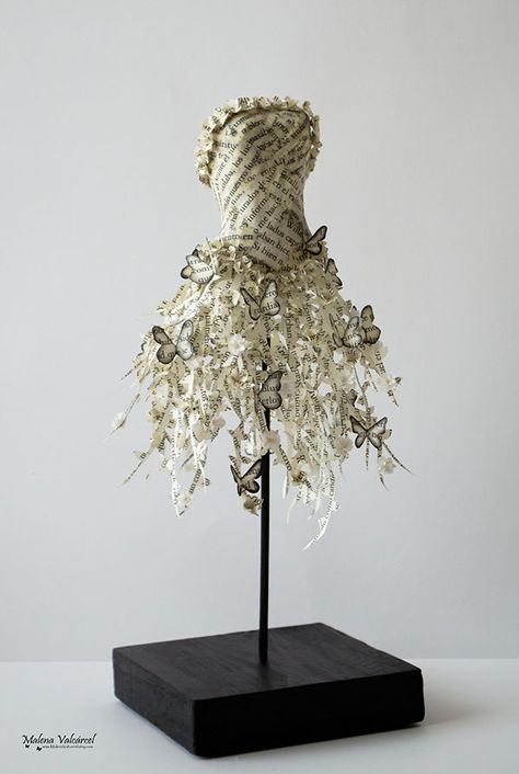 Paper Dress Art, Mannequin Decor, معرض فني, Newspaper Dress, Paper Dresses, Paper Clothes, Miniature Dress, Recycled Dress, Mannequin Art