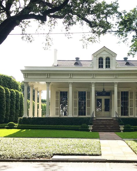 New Orleans House Exterior, Louisiana House Plans, Southern Living Rooms, Exterior Railing, Southern Houses, New Orleans Style Homes, Louisiana House, French Colonial Style, Creole Cottage