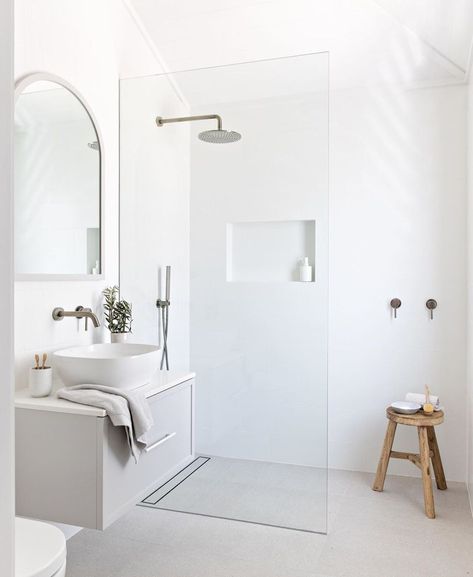 White Bathroom Brushed Nickel Fixtures, Airbnb Inspiration, Cottage Extension, Condo Bathroom, Beach House Bathroom, Minimalist Home Interior, Bathroom Design Inspiration, Brass Fixtures, Upstairs Bathrooms