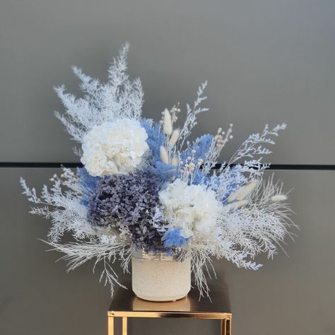 Flower Arrangements Blue And White, Flower Arrangements Blue, Flower Arrangement Workshop, Preserved Flower Arrangement, Cart Display, White Dried Flowers, Terrarium Workshop, Creative Centerpieces, Hand Tied Bouquet