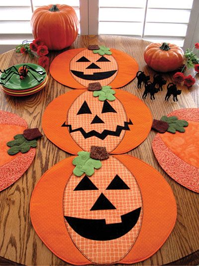 Pumpkin Party Table Runner, Place Mats or Table Topper Pattern Bat Quilt, Fish Quilt Pattern, Pumpkin Placemats, Moldes Halloween, Table Halloween, Table Topper Patterns, Fish Quilt, Halloween Sewing, Halloween Table Runners