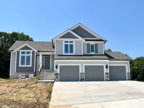 Exterior painting gray home 🆕🎉 Body: Repose Gray SW 7015 Trim: Extra White SW 7006 Garage doors, shingles & bump out: classic French gray SW 0077 Gray Shutters, Gray House Exterior, Bump Out, Gray House, French Gray, Repose Gray, Exterior Painting, Home Body, Grey Houses