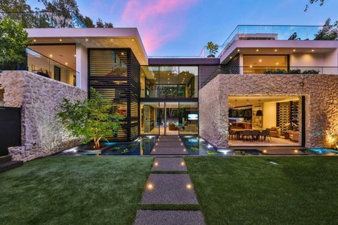 A Contemporary California Luxury Home ⋆ Beverly Hills Magazine Indoor Outdoor Flow, The Sunset Strip, Mega Mansions, Sunset Strip, Soho House, Best Home Decor Ideas, Housing Market, Newport Beach, Design Case