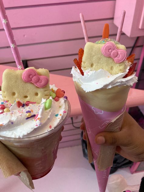 hello kitty café Hello Kitty Cafe Food, Hello Kitty Snacks, Hello Kitty Sweets, Hello Kitty Ice Cream, Cafe Hello Kitty, Hello Kitty Food, Sanrio Food, Pink Snacks, Hello Kitty Gifts