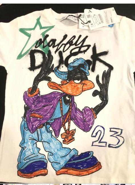 Grafitti Shirts, Airbrush Streetwear, Streetwear Tshirt Design, School Shirt Designs, Painted Clothes Diy, Diy Clothes Design, Shirt Design Inspiration, Daffy Duck, Painted Clothes