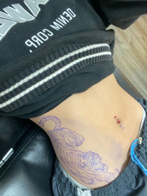 Tiger Tattoo Side Ribs, Tiger Tattoo Stomach Women, Big Belly Tattoos For Women, Tattoo Ideas Belly Side, Thigh To Stomach Tattoos Women, Tiger Waist Tattoo, Tiger Tattoo For Women Stomach, Belly Side Tattoo, Tiger Tattoo On Stomach