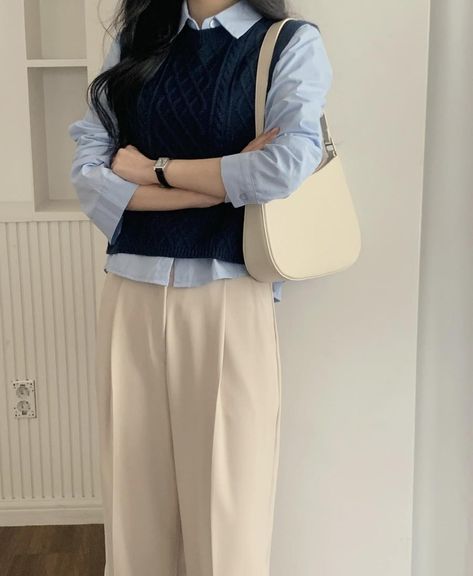 How To Style Cream Pants, Cream Outfit Hijab, Convocation Outfit Graduation, Cream Pants Outfit, Formal Casual Outfits, Classy Fashion Chic, Modest Casual Outfits, Simple Casual Outfits, Simple Style Outfits