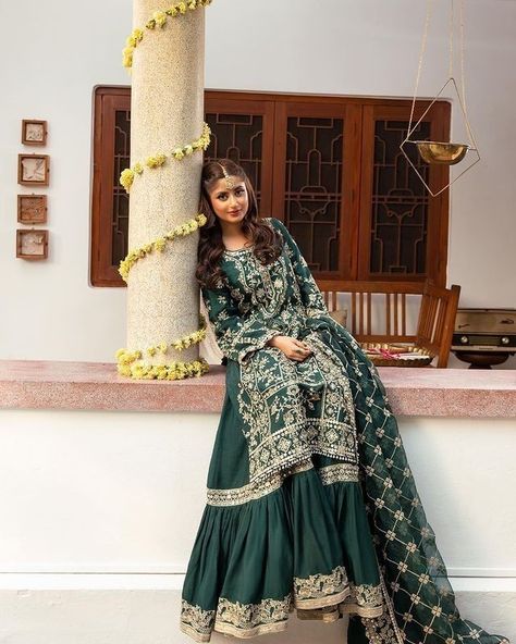 Green Gharara, Pakistani Mehndi Dress, Faiza Saqlain, Wedding Makeover, Sajal Aly, Pakistani Designer Clothes, Desi Fits, Desi Outfits, Center Part