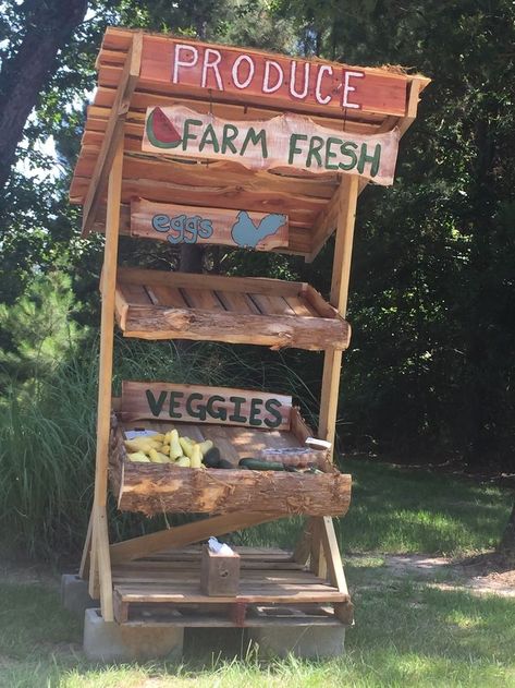 Rustic DIY Farmer's Market produce stand #farmersmarket Pallet Vegetable Stand, Free Produce Stand, Pallet Produce Stand, Produce Stand Ideas, Pallet Farm Stand, Diy Farm Stand, Bread Sculpture, Veggie Stand, Farm Cart